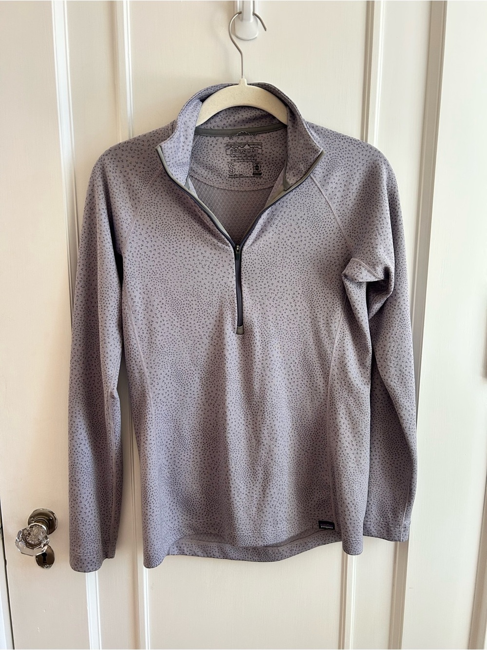 Patagonia Midweight Capilene
Pullover Womens Small
Purple Print 1/4 Zip Outdoor